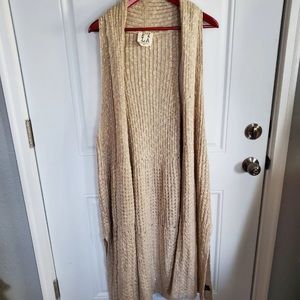 Long knit beige sleeveless cardigan